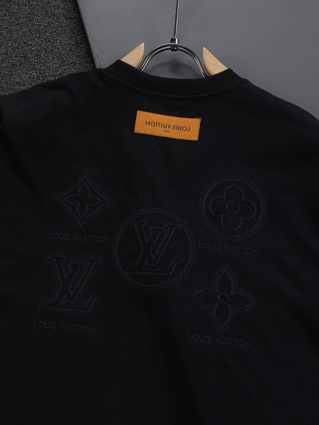 🅿️200 Louis Vuitton 1V LV micro-wide version S-XL LV 26ss new products are available at the counter simultaneously. Multiple craftsmanship. Three-dimensional small logo letters on the chest🪡 embroidery + multi-label four-leaf clover on the back🍀🪡 embroidery. Round neck short-sleeved T-shirt, same style for men and women! Consigned to one-to-one creation. Synchronized with the official website, pure cotton fabrics at the counter! It is close to the skin and comfortable, durable and easy to wear. It has a classic and simple logo design and meticulous original craftsmanship. Short-sleeves, a must-have item for men, do not appear to be the same for the general public, but must be unique and eye-catching. This LV short-sleeve is all about quality, comfort, the same shape and fashion as always, including fabrics and cutting techniques. All of them have been made with great effort! 320 grams of washed pure cotton fabric, pure cotton is breathable, very refreshing and comfortable for daily wear. The rib knitting on the neckline is smooth and tight, and the neckline will not be skewed if you toss it at will. The loose version, you will find that it looks really good on the upper body. The overall is minimalist and neat, super versatile for daily use! Pair it casually with a pair of pants for a youthful look. A T-shirt will make your outfit crazy. It is a fashionable item that can never go wrong! Color: Black White Size: S-XL Size chart: S: Shoulder width 50-Bust 56-Length 70 M: Shoulder width 52-Bust 57-Length 72 L: Shoulder width 54-Bust 59-Length 74 XL: Shoulder width 56-Bust 62-Length 76